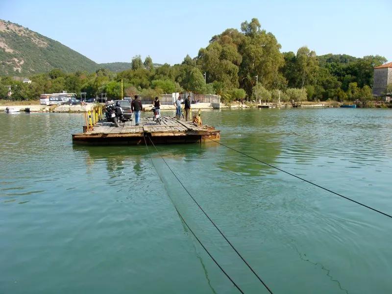 
Abenteuerliche Fähre über den Kanal bei Butrint - nicht ganz Suva-konform
