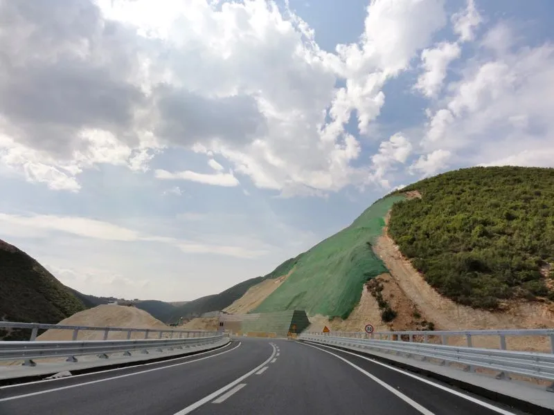 
Nicht überall sind die Strassen in Albanien so schön wie hier
