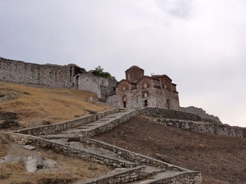 Festungsmauern und byzantinische Kirche in Berat