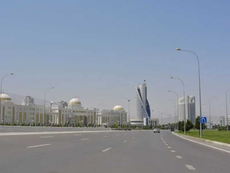 Riesige Gebäude an der Autobahn Richtung Balkanabad