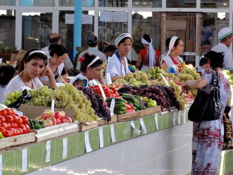 
Viele Farben, aber müde Gesichter auf dem Bazar von Turkmenbashy
