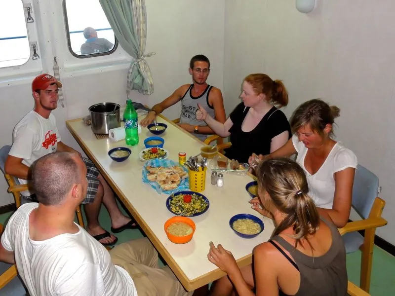 
Gemeinsames Nachtessen mit den anderen Touristen auf dem Frachtschiff
