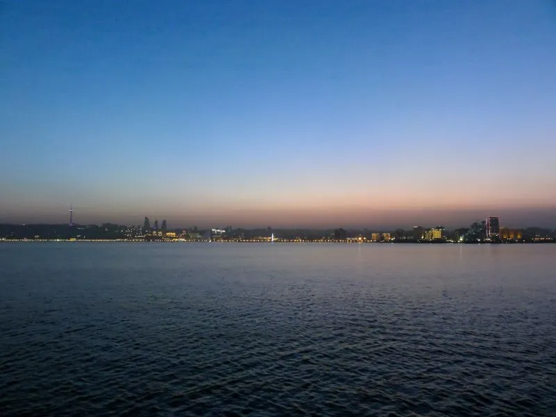 
Abendstimmung auf dem Schiff im Hafen von Baku. Warten, warten, warten.
