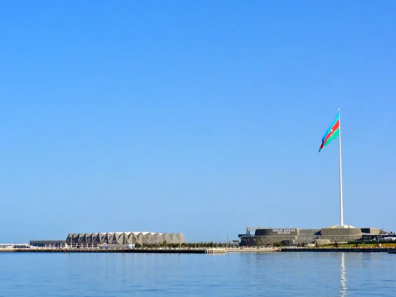 
Das Eurovision-Gebäude und der zweithöchste Fahnenmast der Welt
