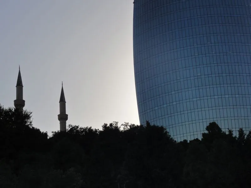 Minarett und Hochhaus