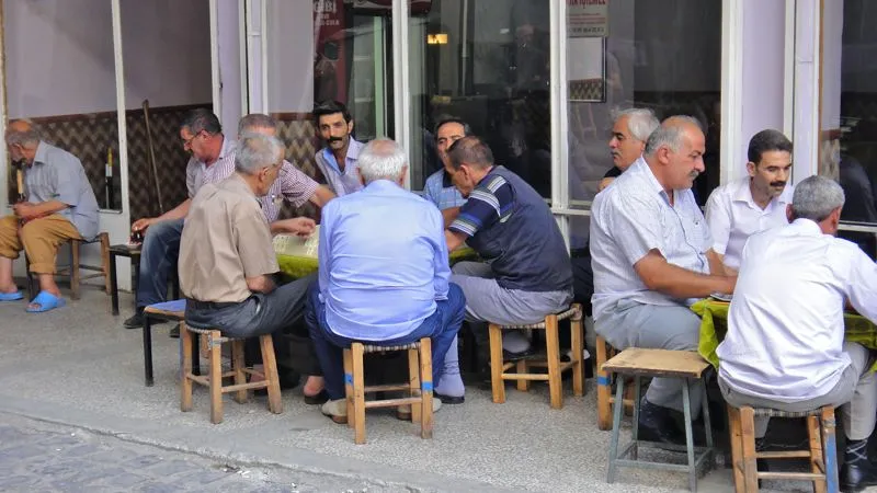 
Türkische Männer sitzen nach dem Mittag gerne im Cafe und trinken Çay (Tee)
