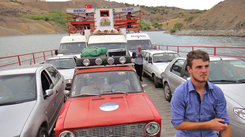 
Mit der kleinen Fähre fahren wir über den Atatürk-Stausee
