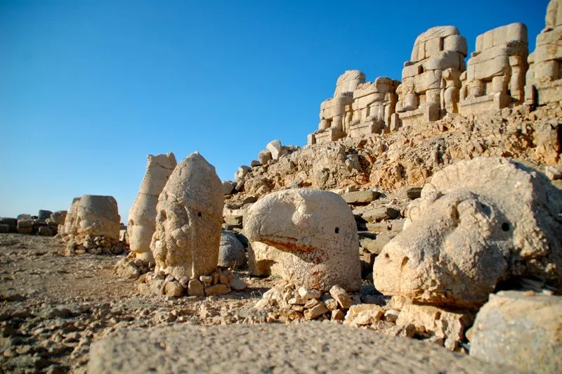 
Alte griechische Götter auf dem Nemrut Dagı - ihre Köpfe haben sie im Lauf
der Jahrhunderte verloren
