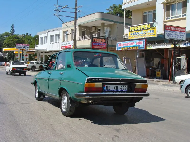 
In den ländlicheren Regionen der Türkei gibts viele alte Renaults
