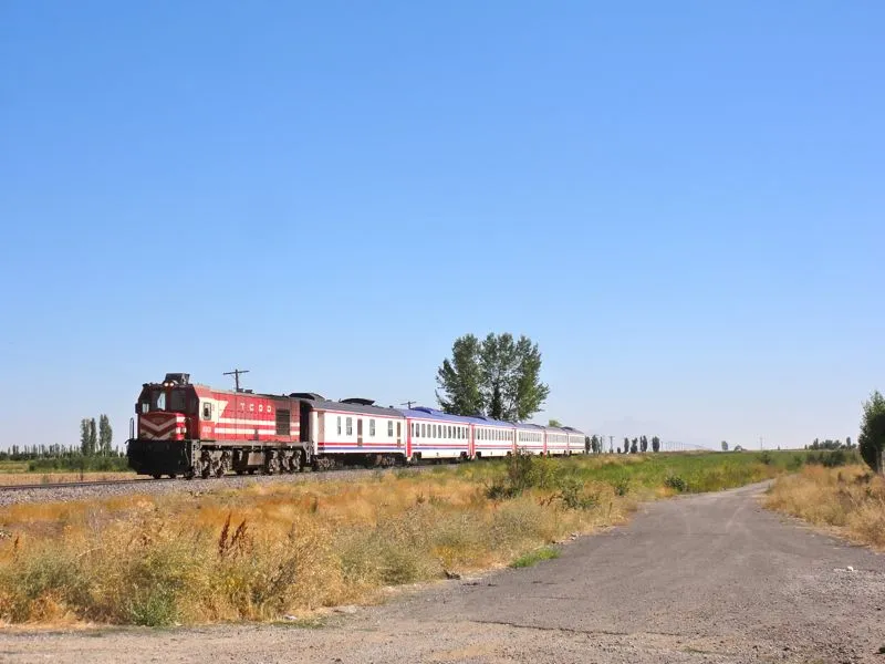 Türkischer Zug: Ein Höllenlärm für vier Waggons