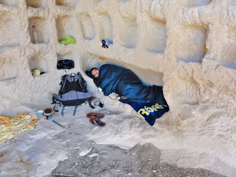 Gideon schläft in der alten Höhle