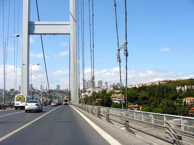 
Wir fahren über die Bosporus-Brücke in den europäischen Kontinent ein
