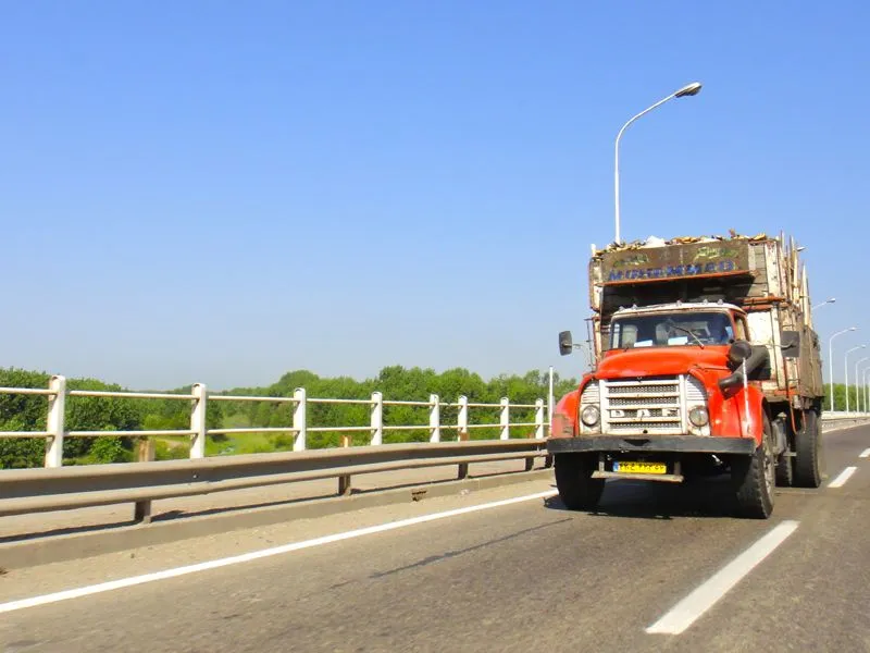 Im Iran sind noch viele alte Lastwagen unterwegs