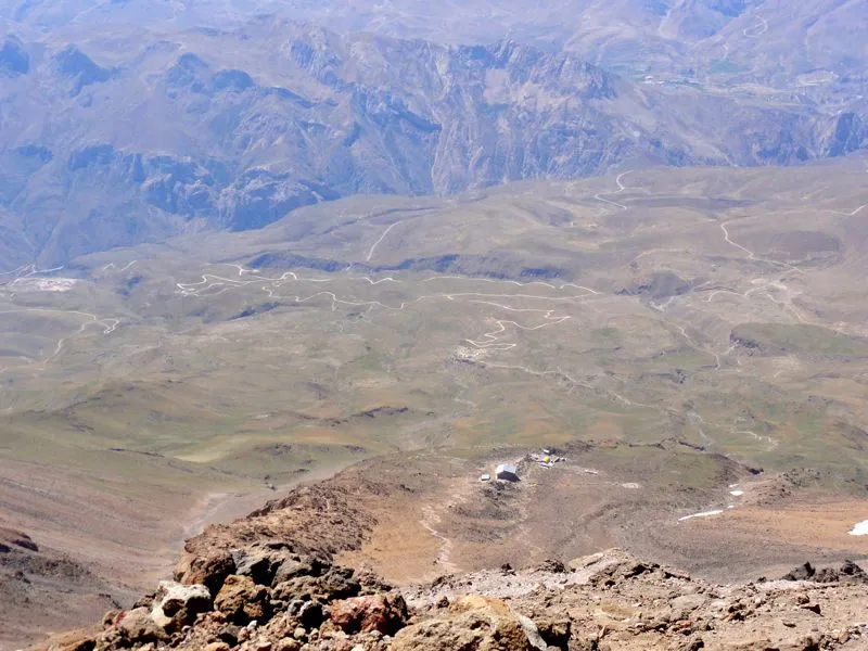 
Blick zurück zum Lager 3, wo sich auch eine Berghütte befindet
