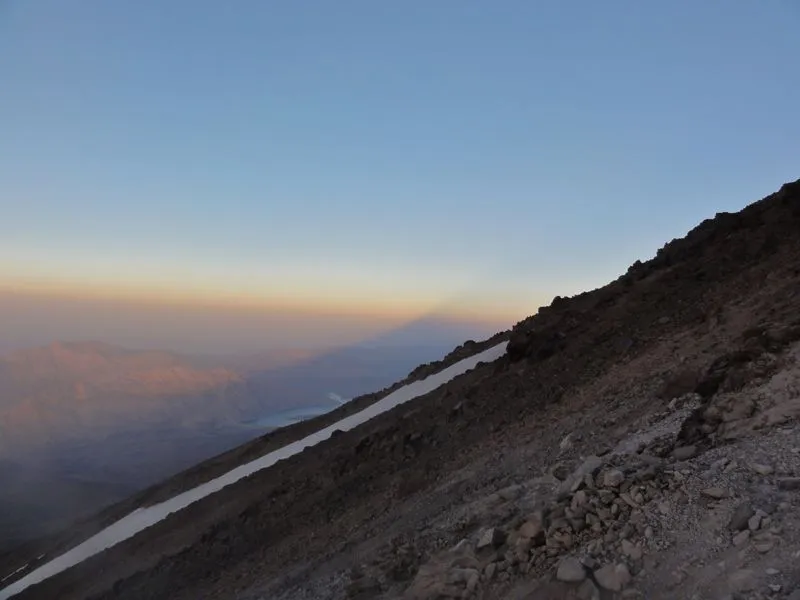 Der riesige Schatten des Damavand beim Sonnenaufgang