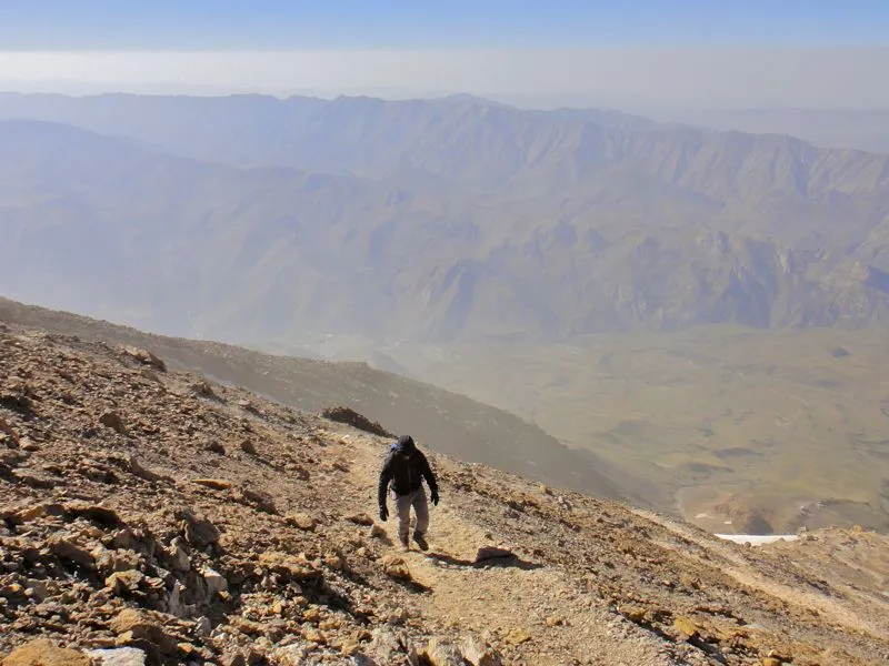 Alexander beim Aufstieg zum Damavand