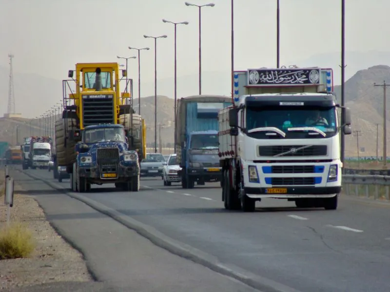 Schwertransport auf einer Autobahn im Iran