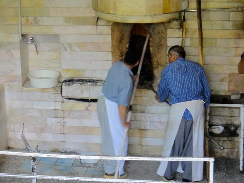 
Wir kaufen frisches Fladenbrot bei einem Bäcker in Sanandaj
