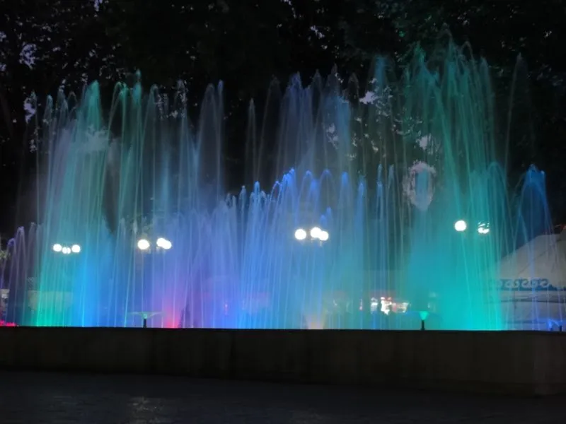 
Beleuchteter Brunnen in einem Park in Osh - ein beliebter Treffpunkt
