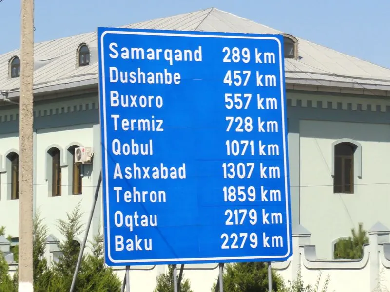 Strassentafel auf dem Weg nach Samarkand