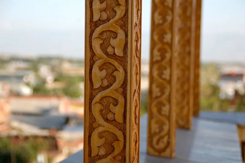 Verzierungen auf der Terrasse im Hotel Furkat