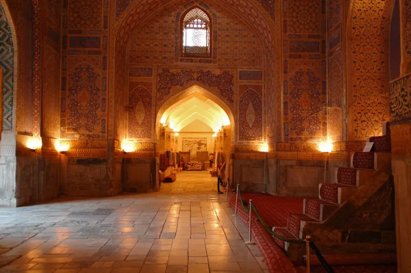 In einer Medrese am Registan-Platz