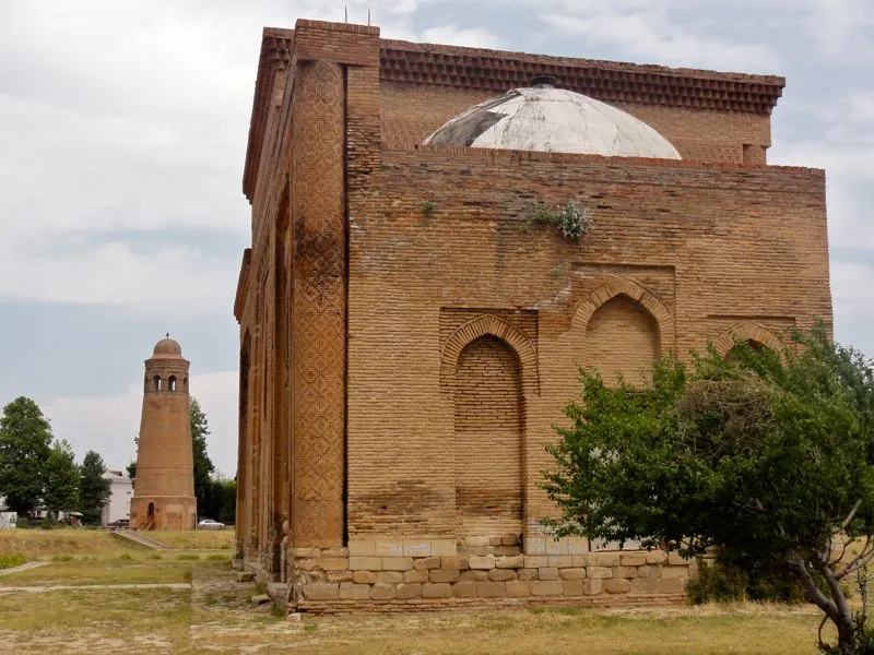 Mittelalterliches Minarett und Mausoleum in Özgön