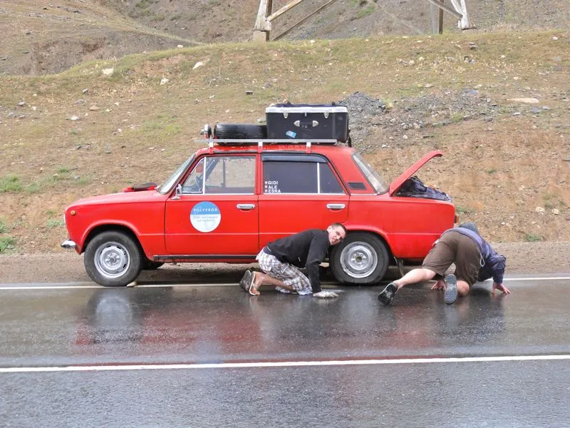 Reifen flicken auf dem Weg nach Sary-Tash